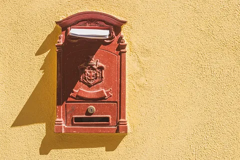 buzon de correos rojo en pared amarilla