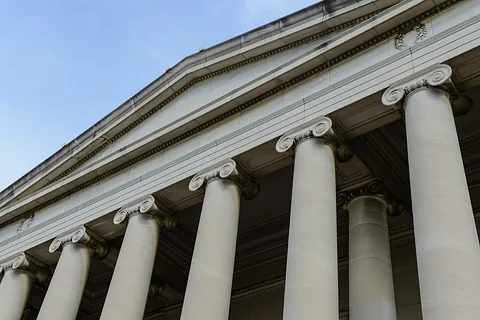 edificio antiguo con columnas